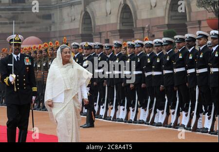 Photo du dossier du Bangladesh le Premier ministre Sheikh Hasina inspecte une garde d'honneur de l'armée indienne à New Delhi, Inde - 2010. Elle le fera plus tard Banque D'Images