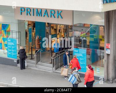 Inverness, Highland, Écosse, 14 juillet 2020. Les clients Primark sont informés des mesures de distance sociale avant d'entrer dans le magasin Bridge Street. Banque D'Images