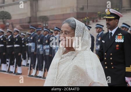 Photo du dossier du Bangladesh le Premier ministre Sheikh Hasina inspecte une garde d'honneur de l'armée indienne à New Delhi, Inde - 2010. Elle le fera plus tard Banque D'Images