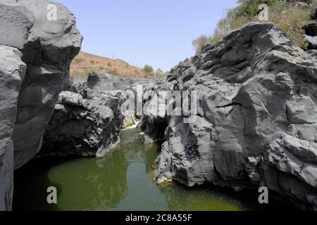 Eau qui coule dans une gorge de roche volcanique Simeto River, un des points de repère de la nature sicilienne Banque D'Images