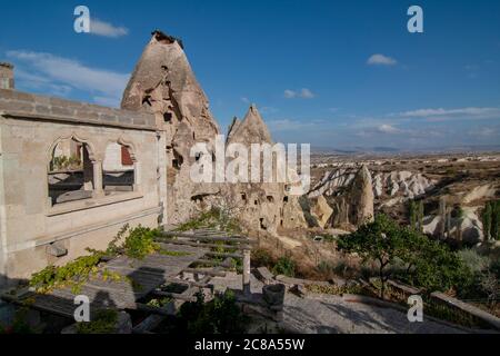 Les roches de Cappadoce (Turquie) ont une configuration différente. Maisons anciennes du village d'Uchisar, Cappadoce, Nevsehir, Turkiye Banque D'Images