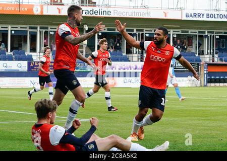 Sonny Bradley de Luton Town (à gauche) célèbre avec Cameron carter-Vickers (à droite) et Luke Berry (au centre) après un but par Bradley Johnson (4) de Blackburn Rovers lors du match de championnat Sky Bet entre Luton Town et Blackburn Rovers à Kenilworth Road, Luton, en Angleterre, le 22 juillet 2020. Les stades de football autour de l'enceinte restent vides en raison de la pandémie Covid-19, car les lois de distanciation sociale du gouvernement interdisent aux supporters de se trouver dans les lieux, ce qui entraîne le jeu de tous les matchs derrière des portes fermées jusqu'à nouvel ordre. Photo de David Horn. Banque D'Images