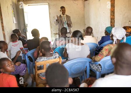Petit service d'église chrétienne pentecôtiste dans le comté de Makueni, Kenya, Afrique de l'est. Banque D'Images