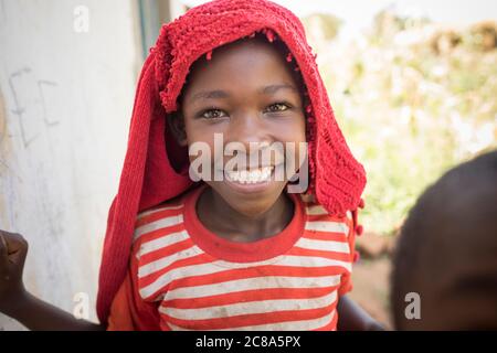Visages d'enfants souriants et heureux dans le comté de Makueni, Kenya. Banque D'Images