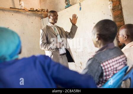Petit service d'église chrétienne pentecôtiste dans le comté de Makueni, Kenya, Afrique de l'est. Banque D'Images