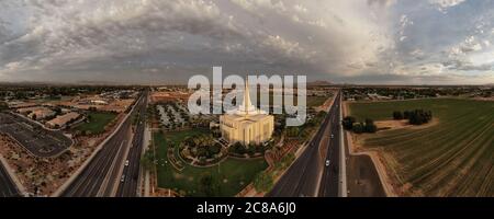 Image panoramique aérienne présentant le nouveau temple LDS/Mormon à Gilbert, Arizona. Banque D'Images