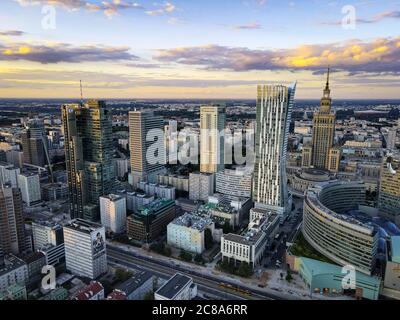 Le bâtiment Rondo 1 avec le logo Ernst and Young (EY) est vu avec le Zlota 44 et le Palais de la Culture à Varsovie, Pologne, le 22 juillet 2020. Banque D'Images