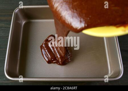 Pâte à gâteau de délicieux gâteau au chocolat complet à l'huile d'olive servi dans un moule à gâteau graissé Banque D'Images