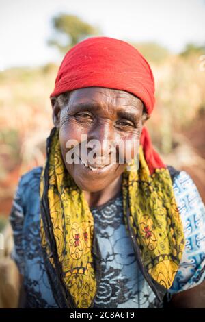 Portrait d'une femme âgée dans le comté de Makueni, Kenya, Afrique de l'est. Banque D'Images
