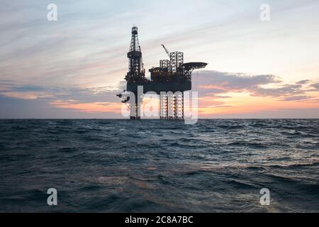 Équipement de forage pétrolier à l'heure du coucher du soleil Banque D'Images