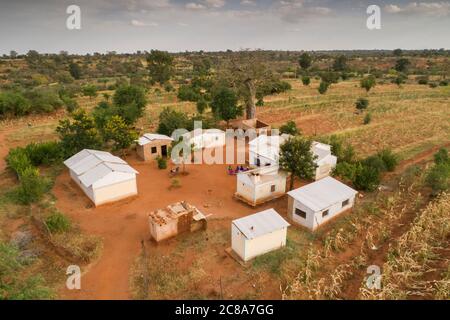 Comté de Makueni, Kenya paysages aériens avec terres agricoles et maisons rurales. Afrique de l'est. Banque D'Images