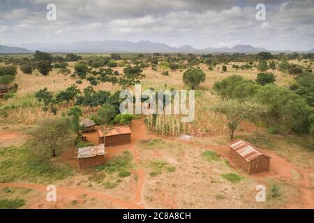 Comté de Makueni, Kenya paysages aériens avec terres agricoles et maisons rurales. Afrique de l'est. Banque D'Images