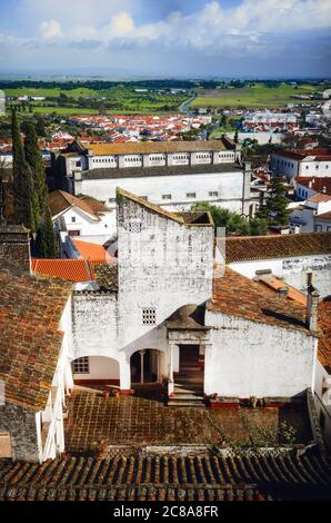 Vue sur la ville d'Evora, ville principale de la région de l'Alentejo au Portugal, avec ses maisons blanches et jaunes traditionnelles Banque D'Images