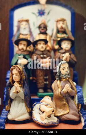 Scène traditionnelle portoguese de nativité artisanale en bois peint Banque D'Images