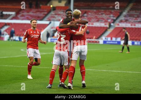 NOTTINGHAM, ROYAUME-UNI. 22 JUILLET 2020 - les Rés fêtent après que Tobias Figueiredo (3) de la forêt de Nottingham a marqué un but pour le faire 1-1 pendant le match de championnat de pari de ciel entre la forêt de Nottingham et Stoke City au City Ground, Nottingham. (Crédit : Jon Hobley | MI News) crédit : MI News & Sport /Alay Live News Banque D'Images