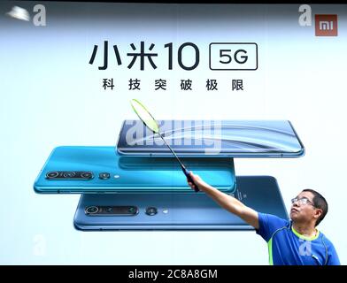 Pékin, Chine. 22 juillet 2020. Un homme chinois joue au badminton à l'extérieur de l'un des principaux magasins de Xiaomi dans le centre de Beijing le mercredi 22 juillet 2020. Xiaomi est la quatrième plus grande entreprise de smartphones 5G au monde, la deuxième en Chine avec l'intention d'introduire la technologie 5G dans le monde, car Huawei se voit refuser l'accès aux marchés américain et potentiellement de l'UE. Photo de Stephen Shaver/UPI crédit: UPI/Alay Live News Banque D'Images