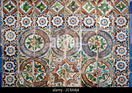 Ancien ensemble portugais traditionnel d'azulejo, carreaux peints faits à la main typiques utilisés pour décorer les murs, les planchers et les bâtiments au portugal Banque D'Images