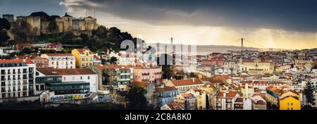 Magnifique coucher de soleil spectaculaire sur Lisbonne, Portugal, vue depuis le point de vue panoramique de Miraduro da Graca dans le quartier d'Alfama, sur le château de Sao Jorge, Banque D'Images