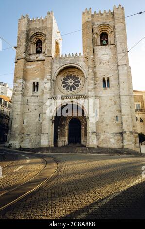 Façade de Santa Maria Maior, cathédrale médiévale romane de Lisbonne dans le quartier d'Alfama au soleil du matin, Portugal Banque D'Images