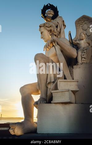 Détail de l'Arco da Rua Augusta, arche triomphale à Praca do Comercio, place principale de lisbonne, Portugal. La statue est une allégorie de Genius couronné W. Banque D'Images