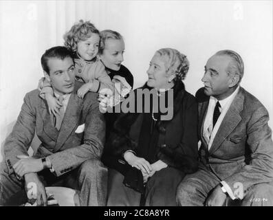 GARY COOPER SHIRLEY TEMPLE CAROLE LOMBARD CHARLOTTE GRANVILLE et Sir GUY DEBOUT pose Publicité Portrait pour MAINTENANT ET POUR TOUJOURS 1934 réalisateur HENRY HATHAWAY costumes TRAVIS BANTON Paramount Images Banque D'Images