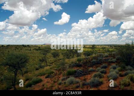 Vue longue distance du monolithe Uluru (Ayres Rock) dans le parc national Uluru-Kata Tjuta, territoire du Nord, Australie, Australasie Banque D'Images