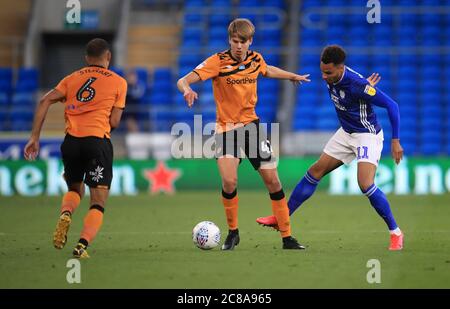 Martin Samuelsen de Hull City et Josh Murphy de Cardiff se battent pour le ballon lors du match de championnat Sky Bet au Cardiff City Stadium. Banque D'Images