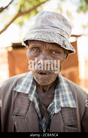 Portrait d'un homme âgé de 81 ans, en face de la maison de campagne dans le comté de Makueni, Kenya, Afrique de l'est. Banque D'Images