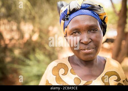 Alice Mutavi (57) participe au projet Esaïe 58 de LWR. Projet LWR Esaïe 58 - Comté de Makueni, Kenya. Janvier 2018. Photo de Jake Lyell pour Banque D'Images