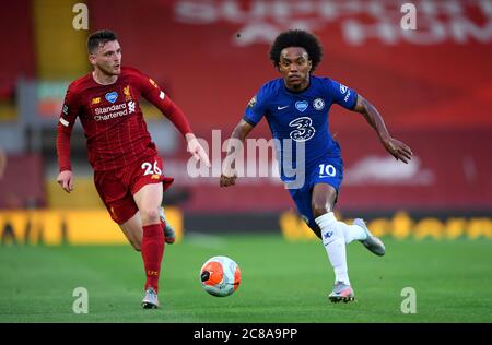 Andrew Robertson de Liverpool (à gauche) et Willian de Chelsea en action lors du match de la première ligue à Anfield, Liverpool. Banque D'Images