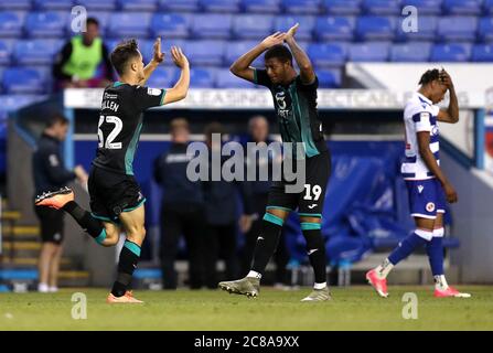 Liam Cullen (à gauche) de Swansea City célèbre le troisième but de son équipe avec Rhian Brewster lors du match de championnat Sky Bet au Madejski Stadium, Reading. Banque D'Images