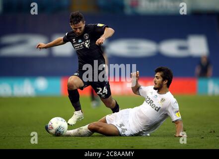 Josh Cullen (à gauche) de Charlton Athletic et Pascal Struijk de Leeds United se battent pour le ballon lors du match de championnat Sky Bet à Elland Road, Leeds. Banque D'Images