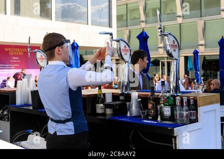 Londres, Royaume-Uni. 22 juillet 2020. Les cafés et les bars extérieurs du centre Southbank commencent à se remplir, avec des tables placées à distance de sécurité et le personnel du bar portant des visières pour assurer la sécurité des clients. Le port du masque et la distance sociale semblent devenir « la nouvelle norme », car de plus en plus de personnes s'habituent aux nouvelles directives et recommandations en place. Crédit : Imagetraceur/Alamy Live News Banque D'Images