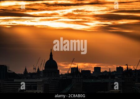 Londres, Royaume-Uni. 22 juillet 2020. Météo britannique : le soleil du soir se couche sur les gratte-ciel de la ville, y compris la cathédrale Saint-Paul. Crédit : Guy Corbishley/Alamy Live News Banque D'Images