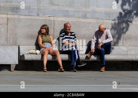 Londres, Royaume-Uni. 22 juillet 2020. Les Londoniens se baignent de soleil sur la place. Les gens apprécient aujourd'hui le beau soleil et les températures chaudes autour de Trafalgar Square à Londres. Crédit : Imagetraceur/Alamy Live News Banque D'Images