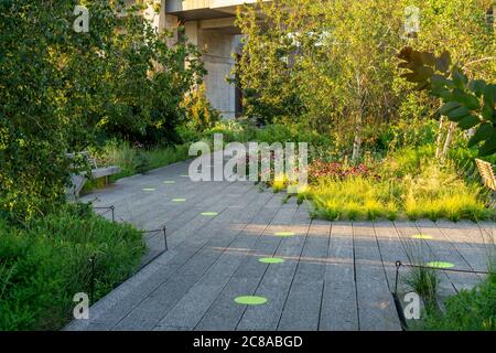 Des rappels sociaux sur le populaire High Line Park de New York, vus avant sa réouverture, le mercredi 15 juillet 2020. La High Line rouvre le 16 juillet avec une entrée à Gansevoort St uniquement, des billets d'entrée à heure fixe et un voyage uniquement vers le nord. (© Richard B. Levine) Banque D'Images