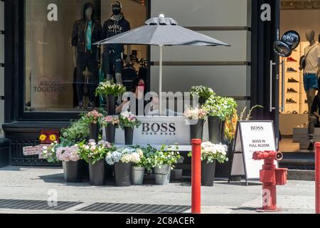 Le magasin Hugo Boss célèbre sa réouverture dans le quartier de Soho à New York le dimanche 19 juillet 2020. Comme la ville entre dans la phase 4, les musées et autres lieux intérieurs ne sont pas autorisés à ouvrir, bien que la vente au détail en magasin ait été autorisée dans la phase 3. (© Richard B. Levine) Banque D'Images