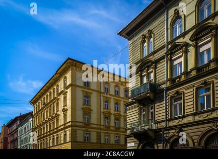 Budapest, Hongrie, mars 2020, vue sur la partie supérieure d'un bâtiment dans la rue Marek Jozsef Banque D'Images