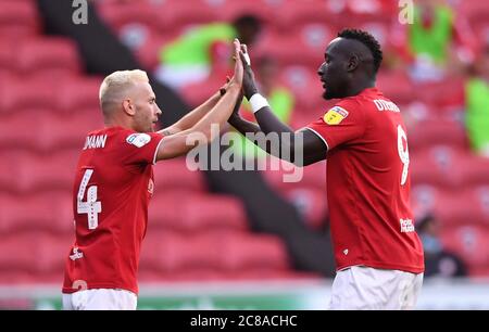 Ashton Gate Stadium, Bristol, Royaume-Uni. 22 juillet 2020. Championnat de football de la Ligue anglaise de football, Bristol City versus Preston North End ; Famara Diedhiou de Bristol City fête avec Andreas Weimann pour avoir obtenu un score à la 48e minute 1-1 crédit : action plus Sports/Alay Live News Banque D'Images