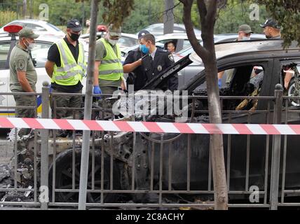 Des experts de la police ukrainienne enquêtent sur les lieux de la BMW X5 brûlée, après l'incendie dans le centre-ville de Kiev. L'incendie a englouti deux voitures BMW X5 et Acura, qui étaient garées sur la route, a informé le Service d'Etat de l'Ukraine pour les urgences facebook page. A la suite de l'incendie, la BMW X5 a été complètement détruite et l'Acura partiellement détruite. La cause de l'incendie est actuellement établie par la police. Il n'y a pas de victimes. Banque D'Images