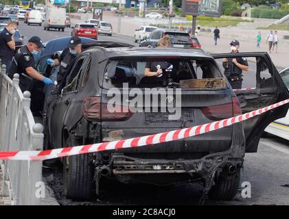 Des experts de la police ukrainienne enquêtent sur les lieux de la BMW X5 brûlée, après l'incendie dans le centre-ville de Kiev. L'incendie a englouti deux voitures BMW X5 et Acura, qui étaient garées sur la route, a informé le Service d'Etat de l'Ukraine pour les urgences facebook page. A la suite de l'incendie, la BMW X5 a été complètement détruite et l'Acura partiellement détruite. La cause de l'incendie est actuellement établie par la police. Il n'y a pas de victimes. Banque D'Images