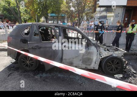 Des experts de la police ukrainienne enquêtent sur les lieux de la BMW X5 brûlée, après l'incendie dans le centre-ville de Kiev. L'incendie a englouti deux voitures BMW X5 et Acura, qui étaient garées sur la route, a informé le Service d'Etat de l'Ukraine pour les urgences facebook page. A la suite de l'incendie, la BMW X5 a été complètement détruite et l'Acura partiellement détruite. La cause de l'incendie est actuellement établie par la police. Il n'y a pas de victimes. Banque D'Images