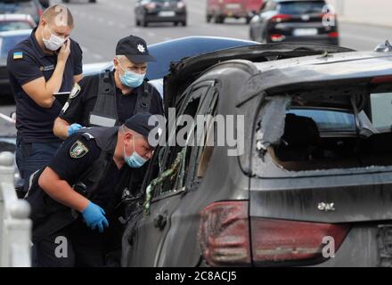 Des experts de la police ukrainienne enquêtent sur les lieux de la BMW X5 brûlée, après l'incendie dans le centre-ville de Kiev. L'incendie a englouti deux voitures BMW X5 et Acura, qui étaient garées sur la route, a informé le Service d'Etat de l'Ukraine pour les urgences facebook page. A la suite de l'incendie, la BMW X5 a été complètement détruite et l'Acura partiellement détruite. La cause de l'incendie est actuellement établie par la police. Il n'y a pas de victimes. Banque D'Images