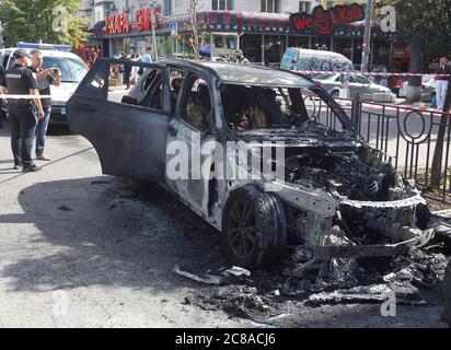 Des experts de la police ukrainienne enquêtent sur les lieux de la BMW X5 brûlée, après l'incendie dans le centre-ville de Kiev. L'incendie a englouti deux voitures BMW X5 et Acura, qui étaient garées sur la route, a informé le Service d'Etat de l'Ukraine pour les urgences facebook page. A la suite de l'incendie, la BMW X5 a été complètement détruite et l'Acura partiellement détruite. La cause de l'incendie est actuellement établie par la police. Il n'y a pas de victimes. Banque D'Images