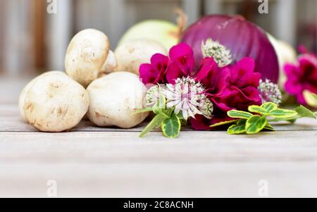 Fleurs et légumes biologiques disposés de manière artisanale pour être exposés sur le marché agricole ou table centrale attrayante et éléments décoratifs Banque D'Images