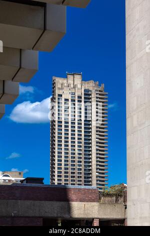 Shakespeare Tower au quartier brutaliste de Barbican Estate, Londres, Royaume-Uni Banque D'Images