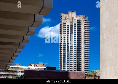 Shakespeare Tower au quartier brutaliste de Barbican Estate, Londres, Royaume-Uni Banque D'Images