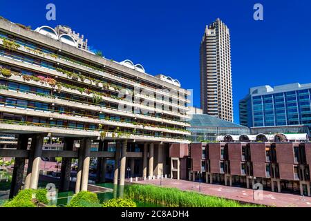 Vue sur les jardins aquatiques, terrasse au bord du lac, Gilbert House et Cromwell Tower au quartier brutaliste de Barbican Estate, Londres, Royaume-Uni Banque D'Images