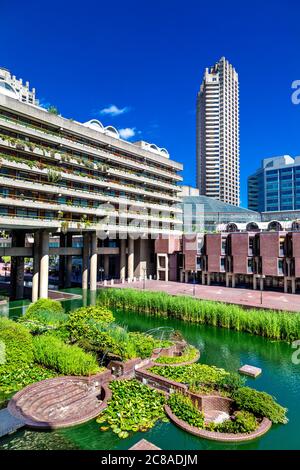 Vue sur les jardins aquatiques, terrasse au bord du lac, Gilbert House et Cromwell Tower au quartier brutaliste de Barbican Estate, Londres, Royaume-Uni Banque D'Images