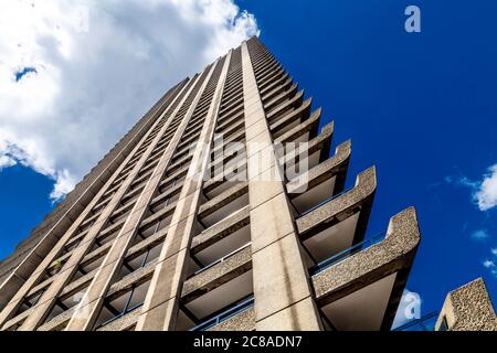 Shakespeare Tower au quartier brutaliste de Barbican Estate, Londres, Royaume-Uni Banque D'Images